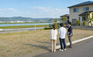 桑名市で注文住宅用地のハザードと地盤を確認する写真風画像