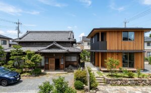 古い日本家屋と建て替え後の新しい住宅の対比